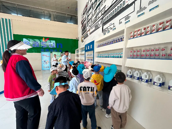 萌寶來啦|啟蒙寶麗悅府幼兒園小朋友參觀益膳房牛奶工廠